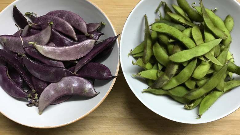 毛豆炒羊眼豆,准备好材料，这个羊眼豆是紫色的，和绿色的那种稍有些不同，荚的肉比绿色的厚点。