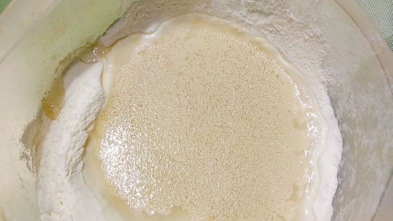 奶香吐司,50克面粉50克清水1克酵母放在一个容器里