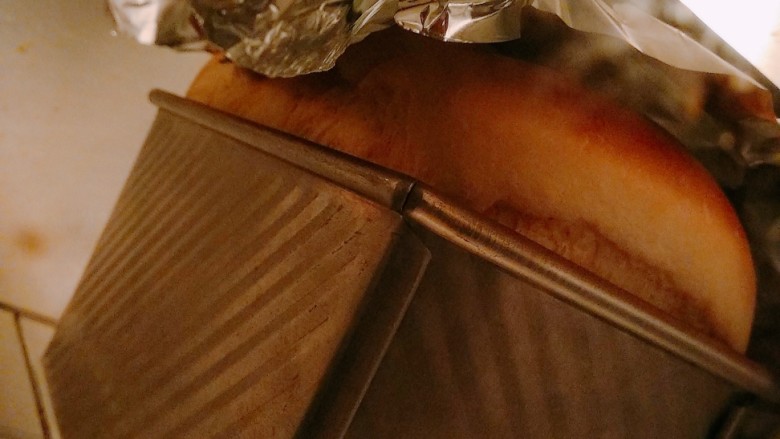奶香吐司,中途看到面包上色，要盖锡纸，个子已经长的很高了