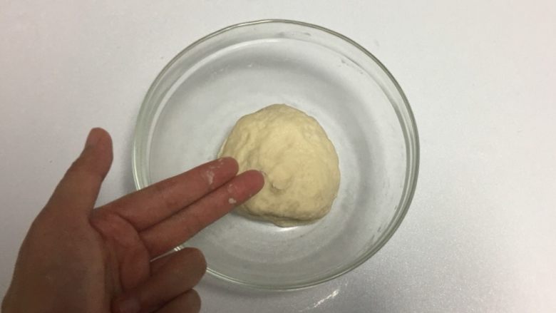 小熊猫餐包,揉成不粘手面团，盖上保鲜膜发酵至两倍大