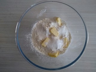 培根香葱咸司康,面粉泡打粉，糖和盐倒入和面盆里，混合均匀再加入黄油。