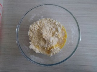 培根香葱咸司康,倒入蛋液和水。