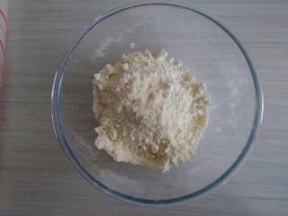 培根香葱咸司康,用双手搓成玉米粉状。