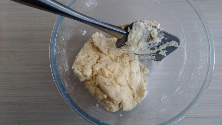 培根香葱咸司康,用刮刀拌均匀即可。