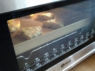 培根香葱咸司康,放入已经预热到180度的东菱K40C烤箱中下层，烘烤23分钟左右。