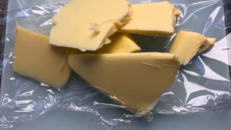 简版星空吐司,一个揉面程序后，加入软化的黄油继续揉面。