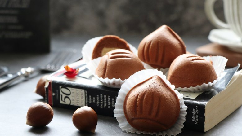 栗子心巧克力蛋糕,次蛋糕属于海绵类，用到了分蛋海绵的做法。也可以直接全蛋打发。