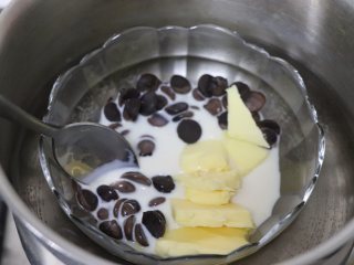 栗子心巧克力蛋糕,其中巧克力牛奶黄油，隔50度左右的热水，融化成液体，搅匀，并保温待用。