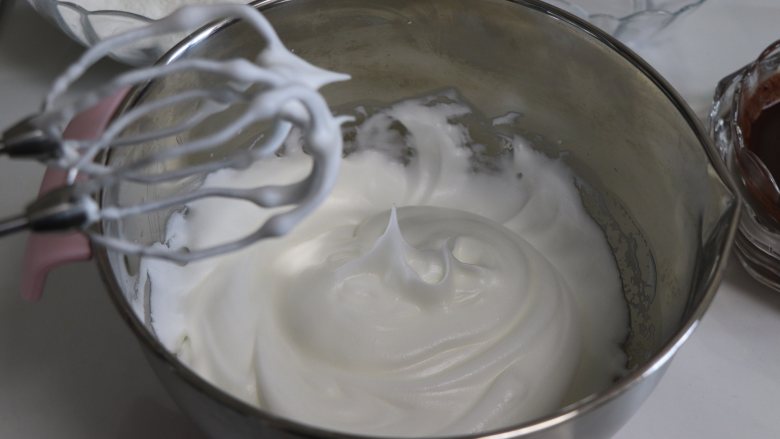 栗子心巧克力蛋糕,打发到出现纹路的时候，加入剩余的1/2白砂糖，剩余的糖一会打蛋黄的时候加入。直达打发到拉起打蛋器出现直立的小尖角即可。