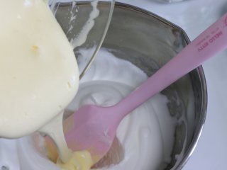栗子心巧克力蛋糕,取一部分蛋白和蛋黄混合均匀，再倒入到蛋白盆中，翻拌均匀。