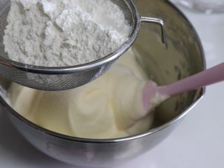 栗子心巧克力蛋糕,翻拌均匀的蛋糊是有关泽且细腻的，筛入低筋面粉，继续翻拌均匀。