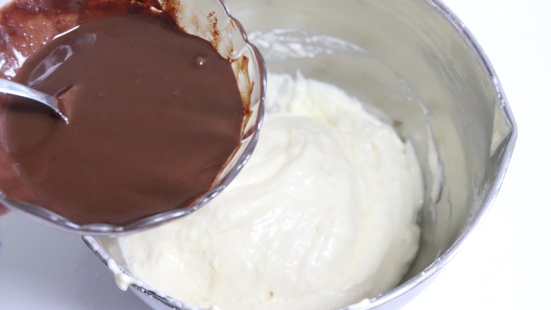 栗子心巧克力蛋糕,保温的巧克力奶液再搅拌匀一下，借助刮刀淋撒到面糊上。