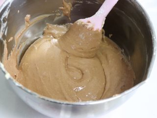栗子心巧克力蛋糕,翻拌均匀，手法是翻拌的方式，不可以打圈，以免消泡。