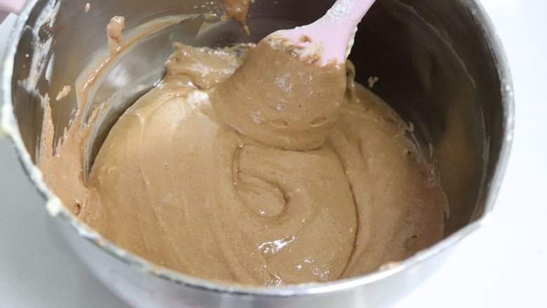 栗子心巧克力蛋糕,翻拌均匀，手法是翻拌的方式，不可以打圈，以免消泡。