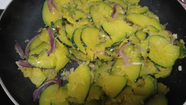 南瓜菜拌火龙果手擀面,搅拌均匀，关火。