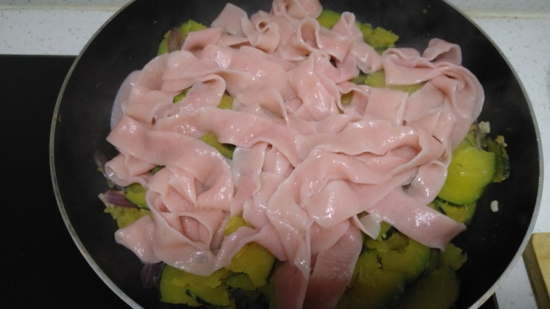 南瓜菜拌火龙果手擀面,捞到菜上。
