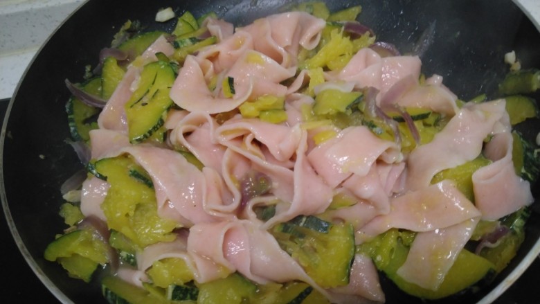 南瓜菜拌火龙果手擀面,搅拌均匀。
