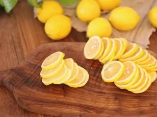 柠檬醋,柠檬洗干净晾干水分，切成薄片，把柠檬籽去掉