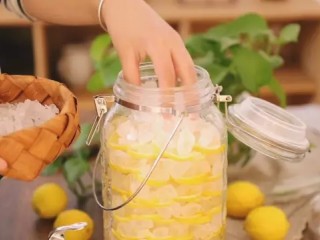 柠檬醋,玻璃罐子也要干净无油无水，一层冰糖一层柠檬这样码满