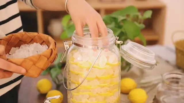柠檬醋,玻璃罐子也要干净无油无水，一层冰糖一层柠檬这样码满