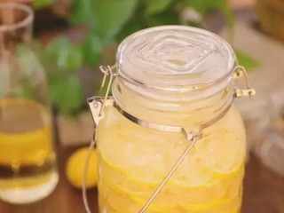 柠檬醋,盖盖密封，如果密封不好的话可以加一层保鲜膜在瓶口