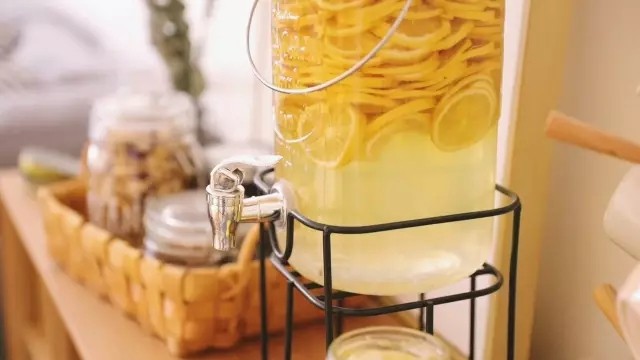 柠檬醋,放在阴凉处发酵30天以上，前十天开盖排气三次，就是打开盖子一小会再盖上