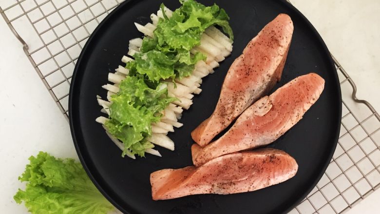 十味  黑椒香柠三文鱼果蔬沙拉,把三文鱼和沙拉装入盘中