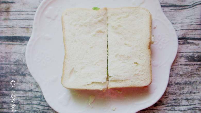 十味 三明治减肥便当,再盖上一片吐司；沿中线切开即可