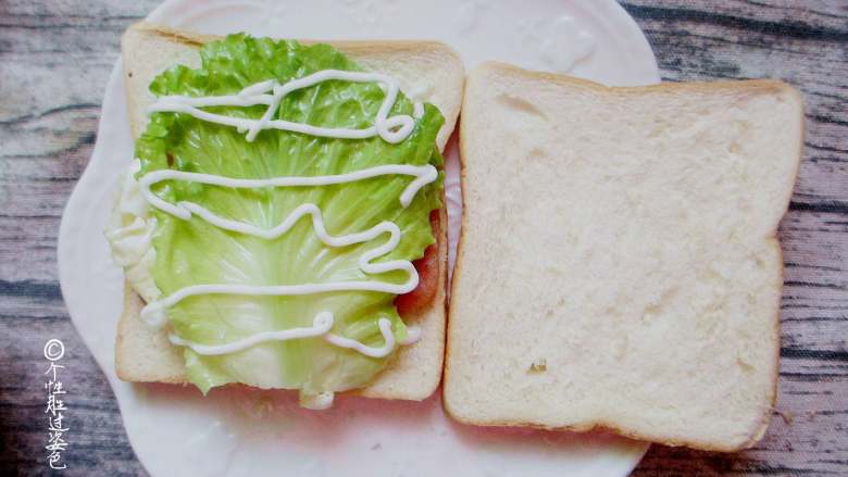 十味 三明治减肥便当,依次摆上所以食材，加上沙拉酱