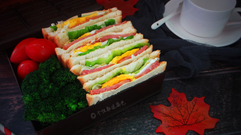 十味 三明治减肥便当,
放入入便当盒里码上圣女果和西兰花即可