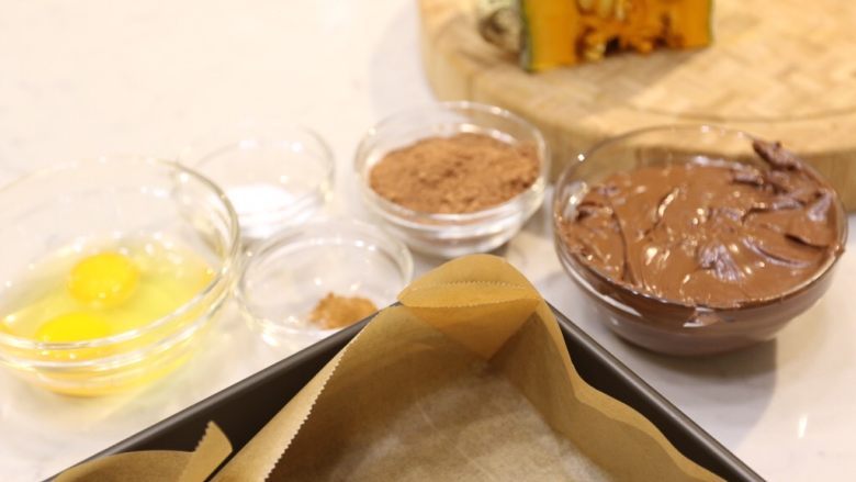 南瓜巧克力布朗尼,烤盘内部垫烤纸, 烤箱预热到175度Ｃ