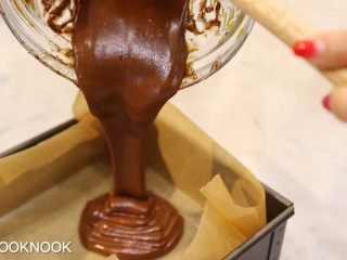 南瓜巧克力布朗尼,将打均匀的糊糊倒入烤模