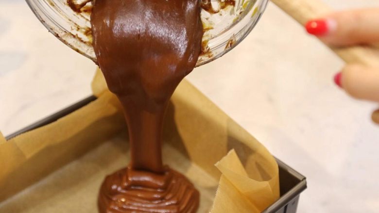 南瓜巧克力布朗尼,将打均匀的糊糊倒入烤模
