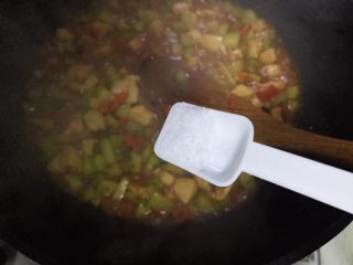 十味  老干妈黄瓜炒鸡丁,待锅内汤汁收紧，加一小勺细盐
