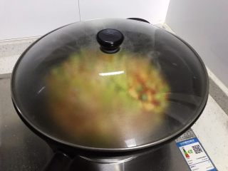 十味  老干妈黄瓜炒鸡丁,盖上锅盖，转中小火，焖煮2.3分钟