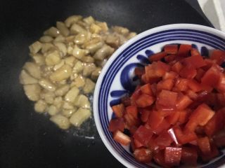 十味  老干妈黄瓜炒鸡丁,加入红椒