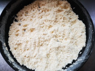 红糖芝麻酱烤饼,准备涂抹酱料：用小平底锅将面粉炒香