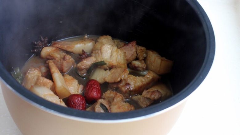 十味 红烧肉豆腐泡,大火煮开转小火，炖到肉酥烂，大约要用到45分钟吧。或者用电压锅，加压10分钟就足够了，记住这时将红枣放入一起炖。