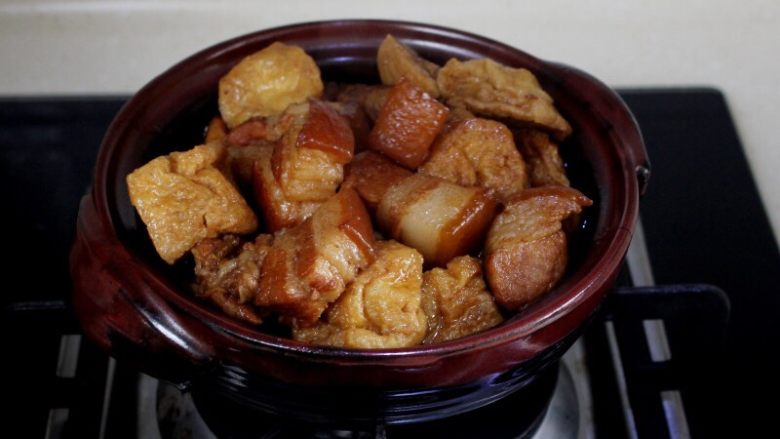 十味 红烧肉豆腐泡,如果想保温的话，盛到砂锅里，在炉上炖开哦。