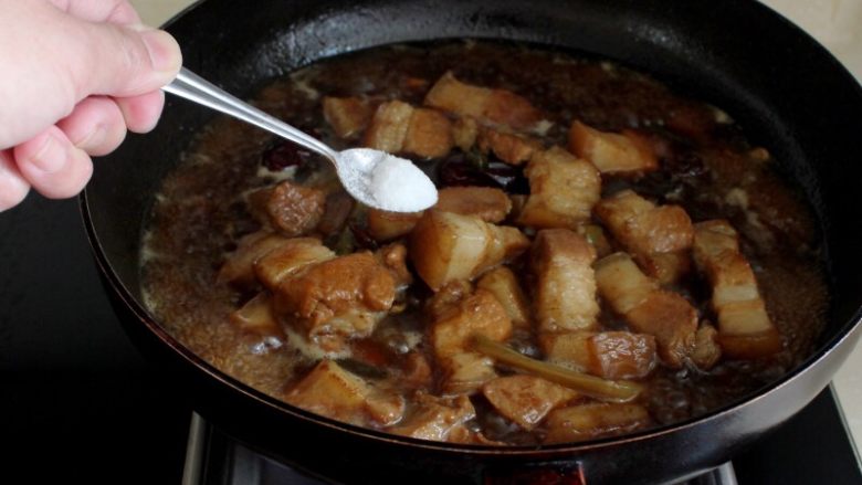 十味 红烧肉豆腐泡,肉烂后加盐调味。