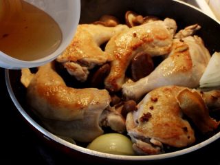 十味 卤鸡腿,这时倒入泡香菇的水、老卤，还有老抽2 茶匙、蚝油1 汤匙、糖半茶匙。
