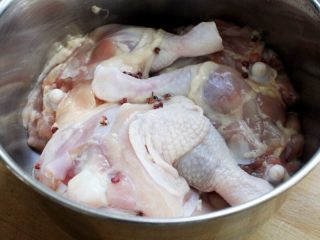 十味 卤鸡腿,然后撒些花椒和盐在鸡腿上，用手抓几下，腌上一天。