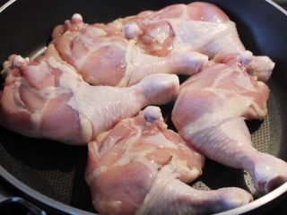 十味 卤鸡腿,锅烧热倒一丁点的油将锅润一下，鸡腿码入锅中，皮多的一面放在下面，用中火煎。