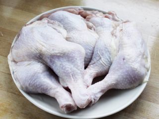 十味 卤鸡腿,将腌好的鸡腿清洗干净，控净水。这一过程很重要，有效地去除异味。