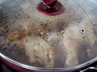 十味 卤鸡腿,盖上锅盖，大火煮开，转小火，保持锅中的水微微冒泡，炖上15-20分钟，中间翻翻面。