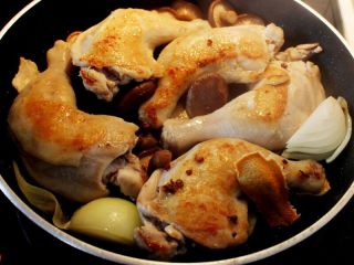 十味 卤鸡腿,带皮的面煎黄后翻面，并将香菇、洋葱、生姜、八角、花椒、桔皮下锅，继续中火煎，直到香料散发出香味。