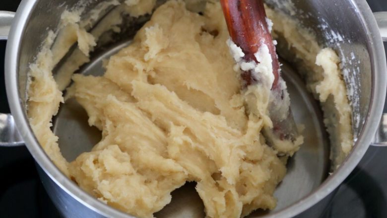 十味 香甜软糥黄金糕,用擀面杖迅速拌匀至无生粉。