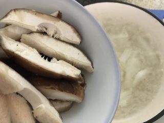 十味 冬瓜香菇牛肉丸汤,再倒入香菇片，煮1分钟。