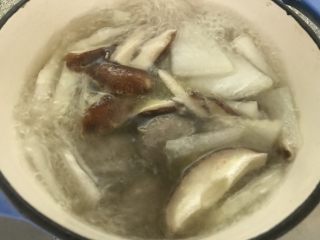 十味 冬瓜香菇牛肉丸汤,放入牛肉丸。