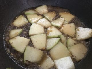 十味 冬瓜炒腐竹,翻炒均匀后焖煮1分钟。